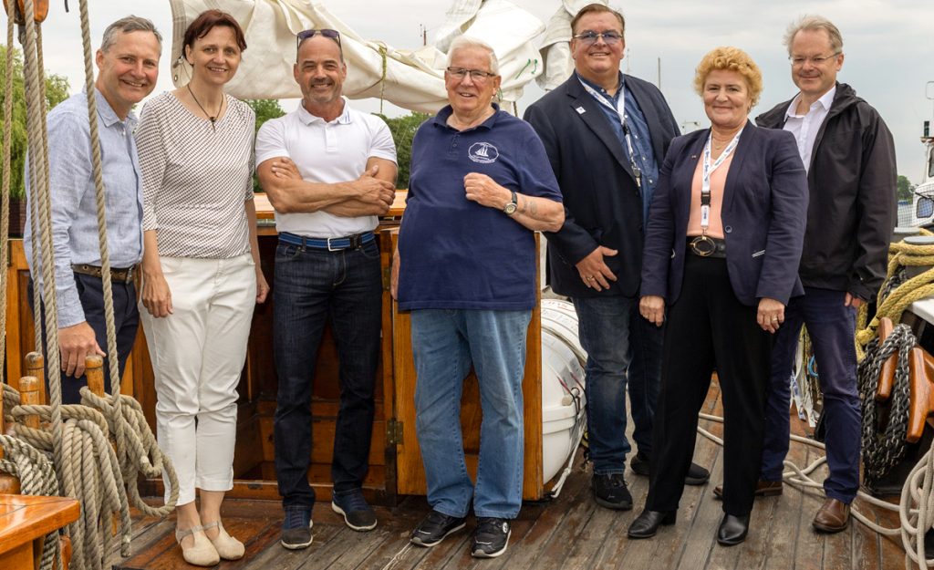 Konstruktive Gespräche mit Vertretern des Sozialwerk Vorpommern e.V. an Bord des Traditionsseglers im Museumshafen in Greifswald